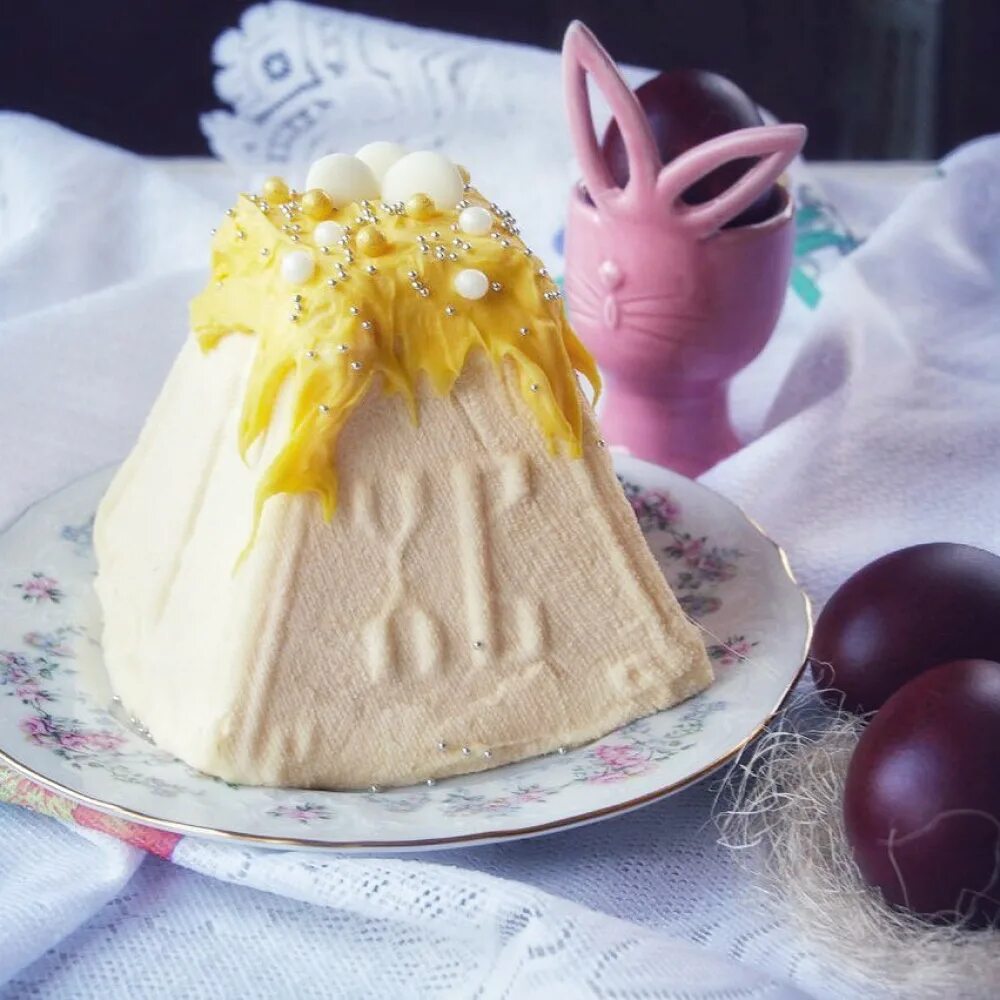 Пасха классическая рецепт творожная с яйцами. Пасха десерт. пасха из творога. с пасхой классика. пластиковая форма для пасхи творожной.