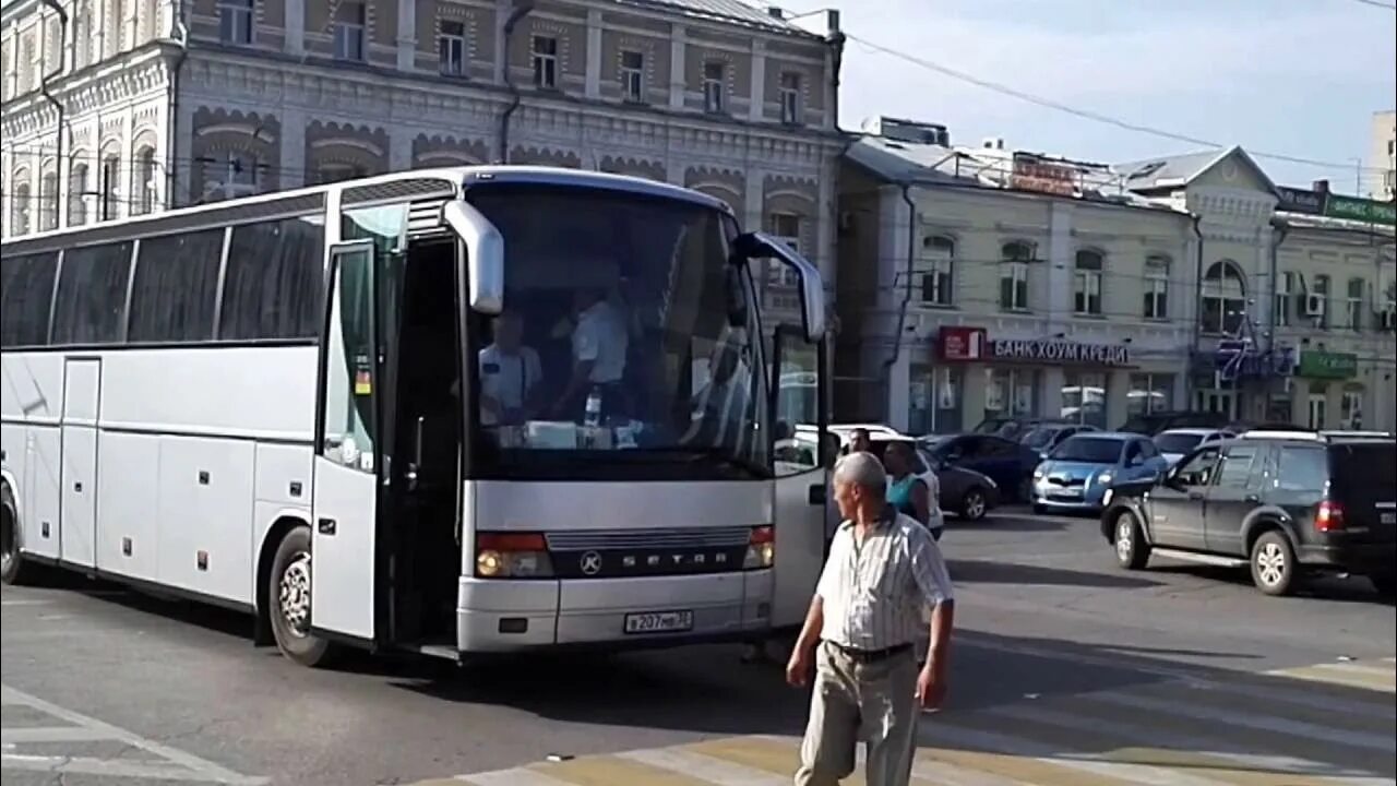 Автобусы астрахань в реальном времени. Автобусы Астрахань. Астраханский автобус. Астраханские маршрутки. Водитель на автобус Астрахань.