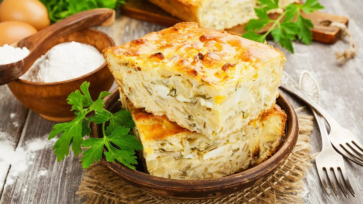 Пирог с капустой и картошкой в духовке. Пирог с капустой. капустный пирог. зaливной пиpог c кaпуcтой.. пирог с капустой и яйцом.