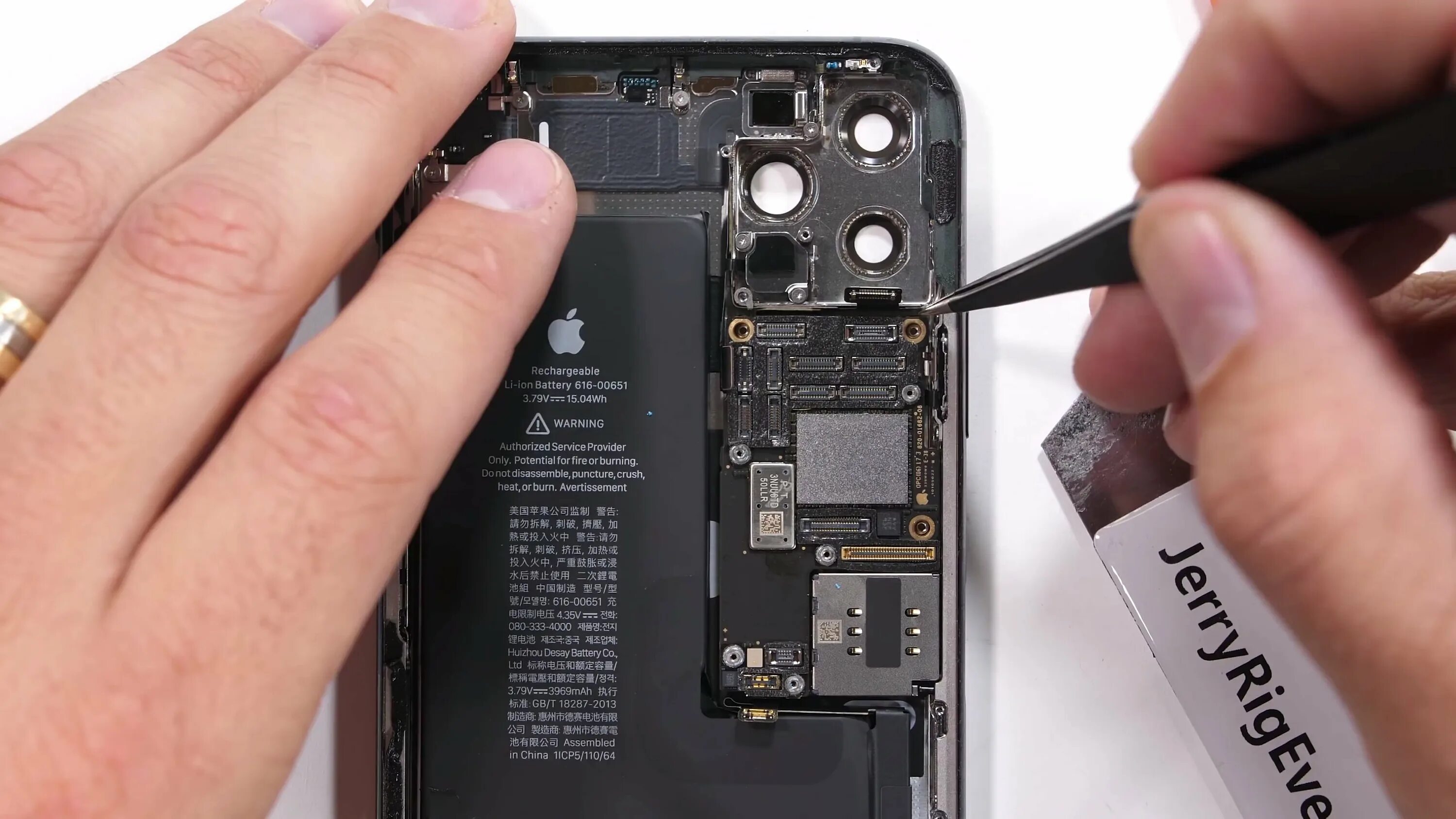 Сколько плат на айфоне. Iphone 13 Pro Max motherboard. Материнская плата iphone 14 Pro Max. Материнская плата iphone 13 Pro Max. Iphone 11 motherboard.