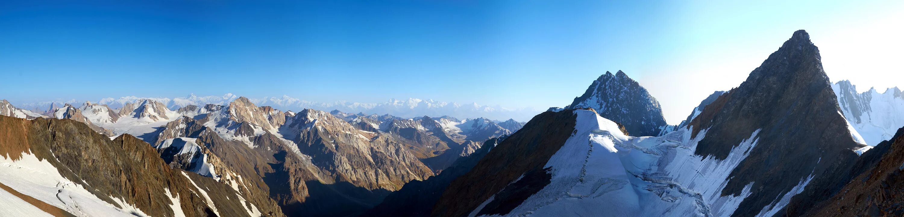 Хребет академика наукк. Хребет академии наук на памире. На вершине пик корженевской. Центральный памир. Ванчский хребет.
