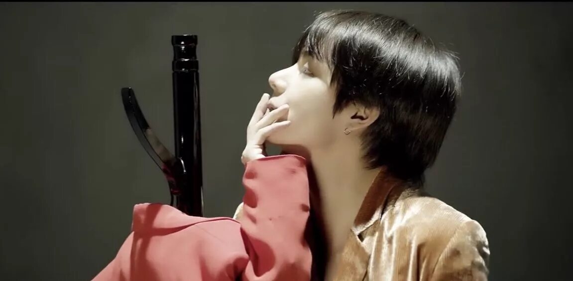 Бтс в мантиях и маске. Kim taehyung эстетика. Тэхен бтс. Тэ хен песни. Тэ хен песни.