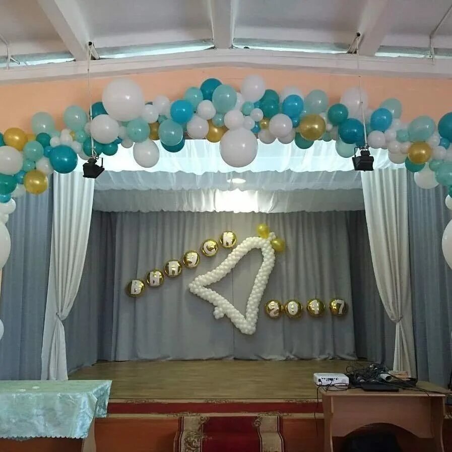 оформление выпускного в школе 9 класс. оформление выпускного в школе 9 класс. украшение зала на последний звонок. украшение актового зала на выпускной. украшение сцены на выпускной.