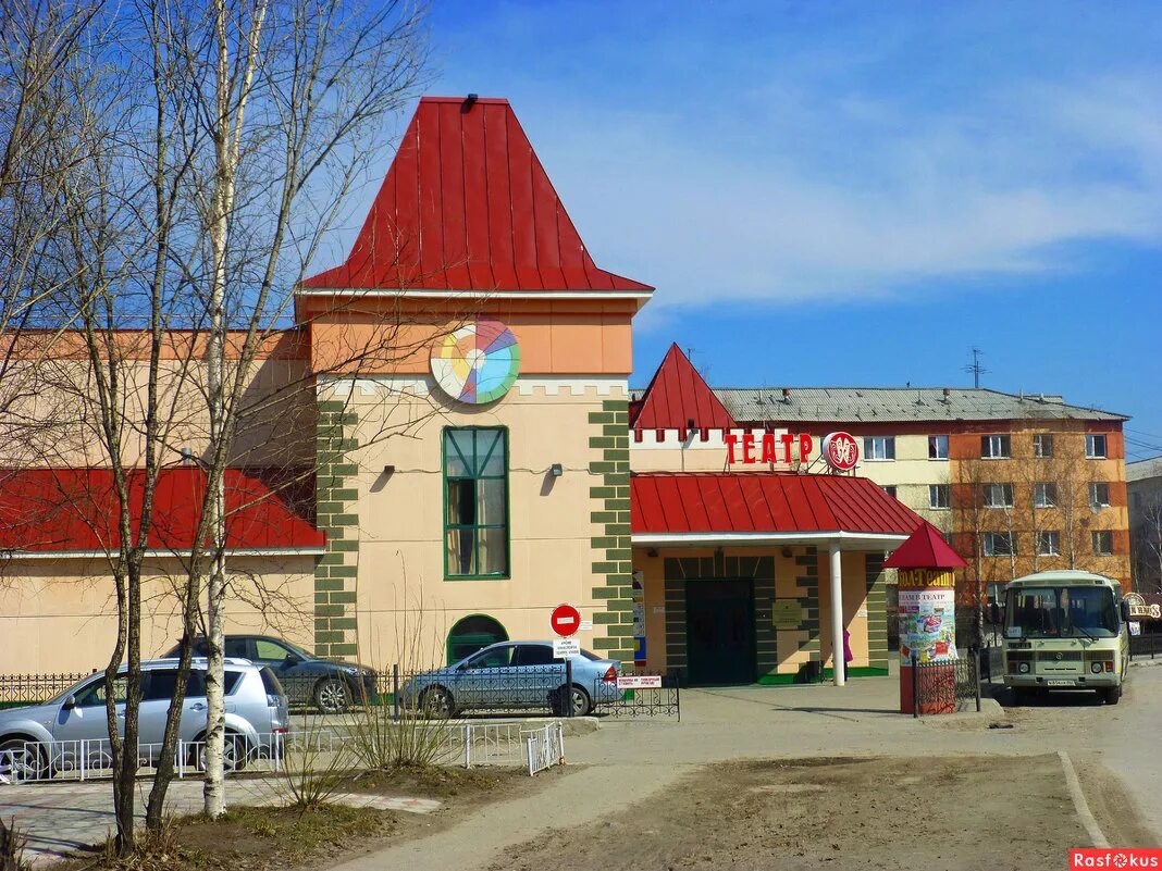 Дети показывают театр. Театр нефтеюганск. Театр кукол волшебная флейта нефтеюганск. Здания кукольного театра в нефтеюганске. Город нефтеюганск культурный центр театр кукол.