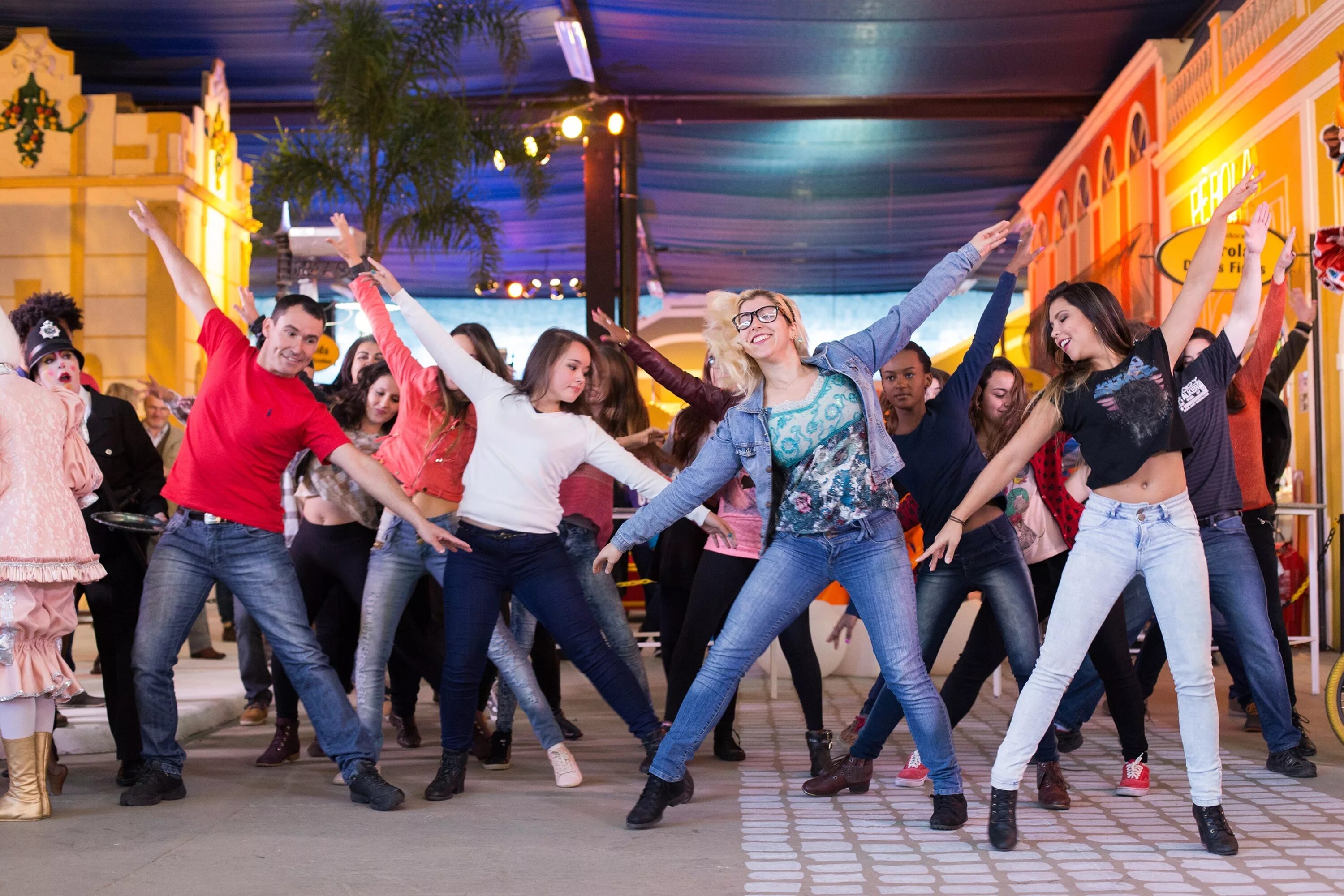 Дискотека в сдк. Тематическая дискотека для молодежи. Дети лагерь танцы. Танцевально развлекательная программа. Развлекательная программа танцуй танцуй.