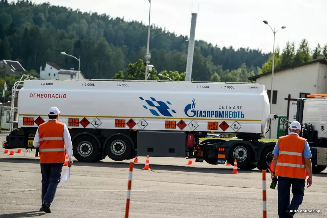 Работа водителем бензовоза в красноярске. Водитель бензовоза. Требуются водители на нефтевоз. Нефтевоз man. Водитель бензовоза.