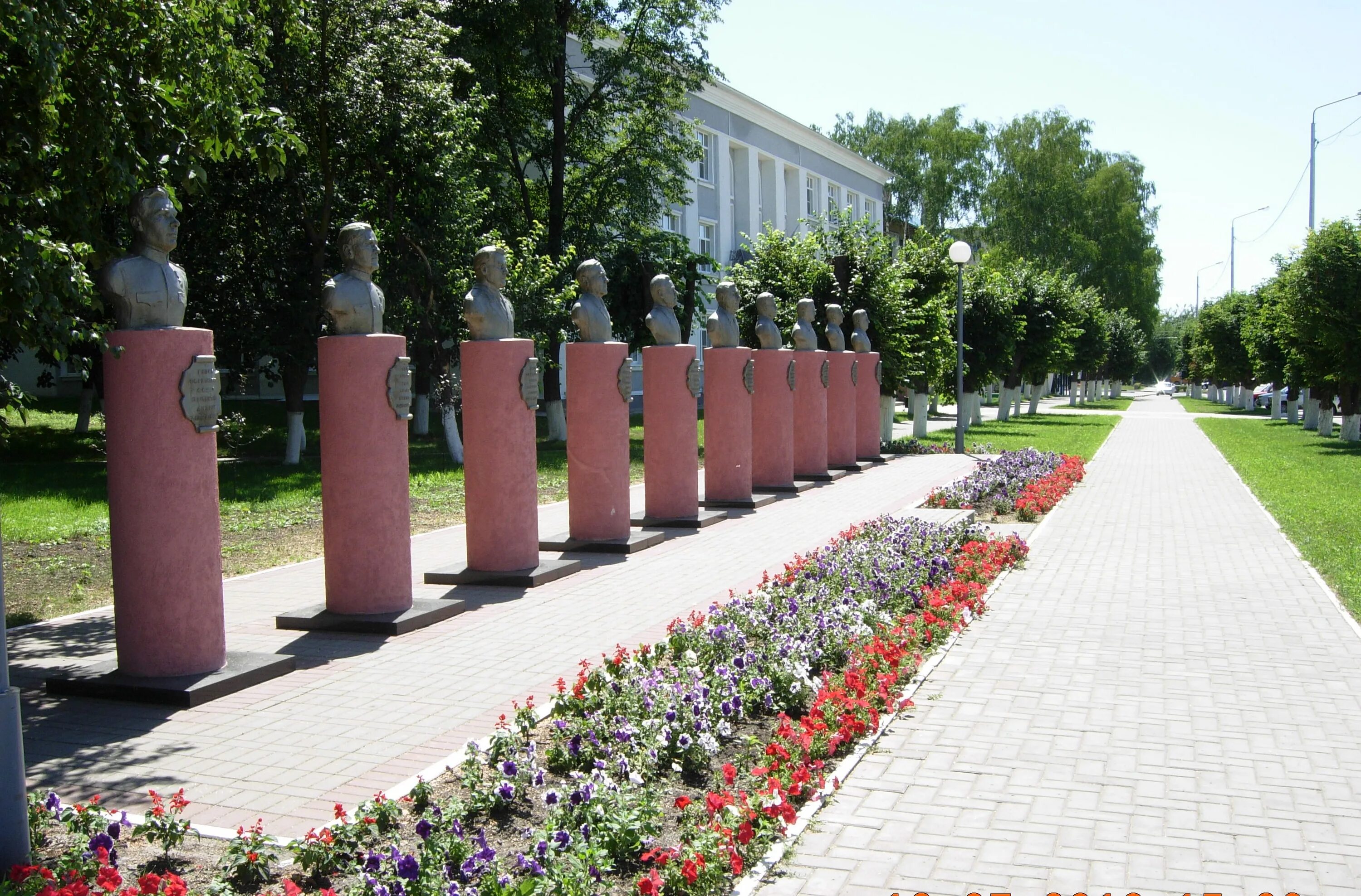 Аллея героев Вейделевского района. Центральный парк Вейделевка. Аллея героев Новофедоровка. Аллея героев Ессентуки. True asia ул аллея