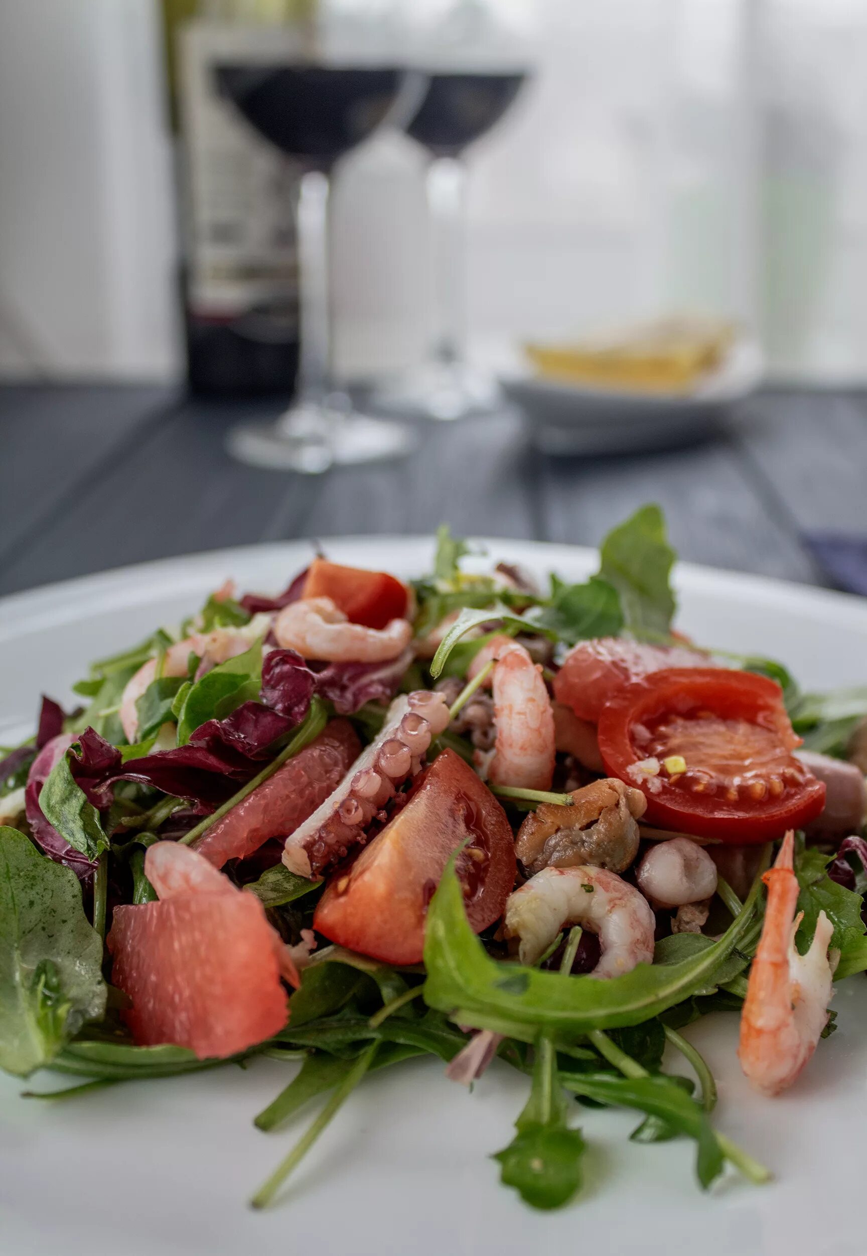 свежий салат с морепродуктами. салат с морепродуктамм. морской салат (кальмар, креветки, осьминог, мидии). салат с морскими гадами. салат с морепродуктамм.