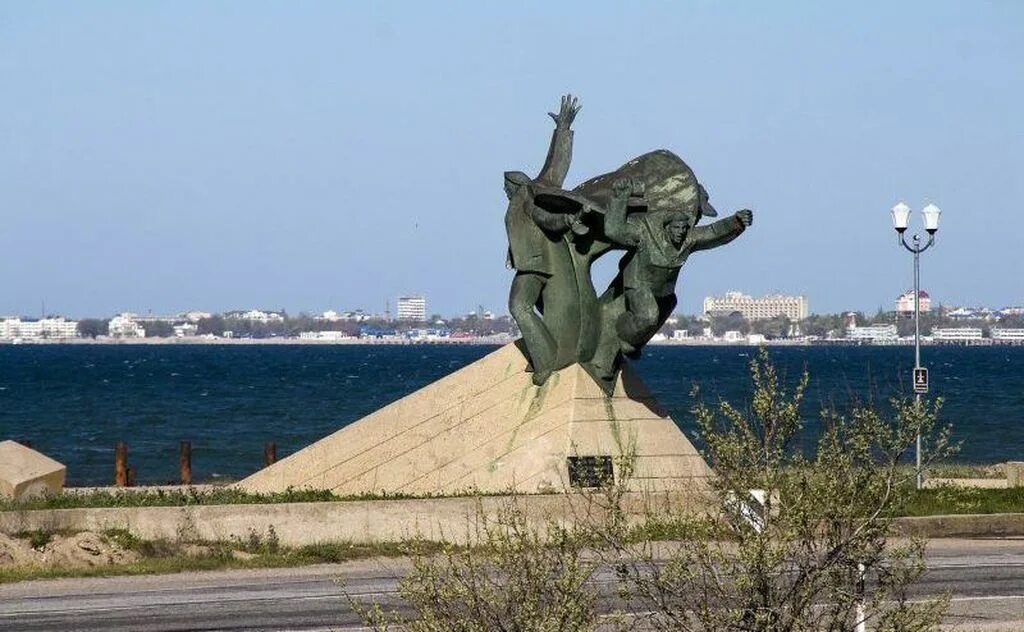Памятник евпаторийскому десанту евпатория. Евпатория въезд в город. Диорама евпаторийский десант. Памятник евпаторийскому десанту. Памятник морякам в евпатории.