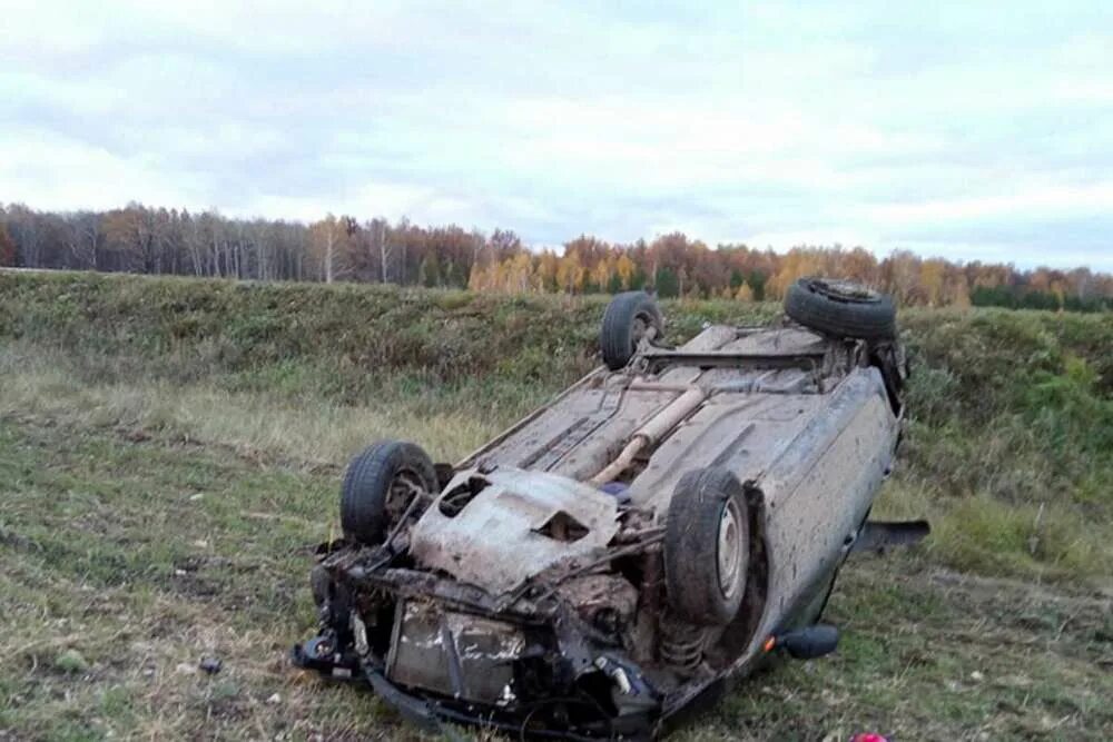 Опрокидывание в кювет. Опрокидывание автомобиля. машина опрокинулась в кювет.