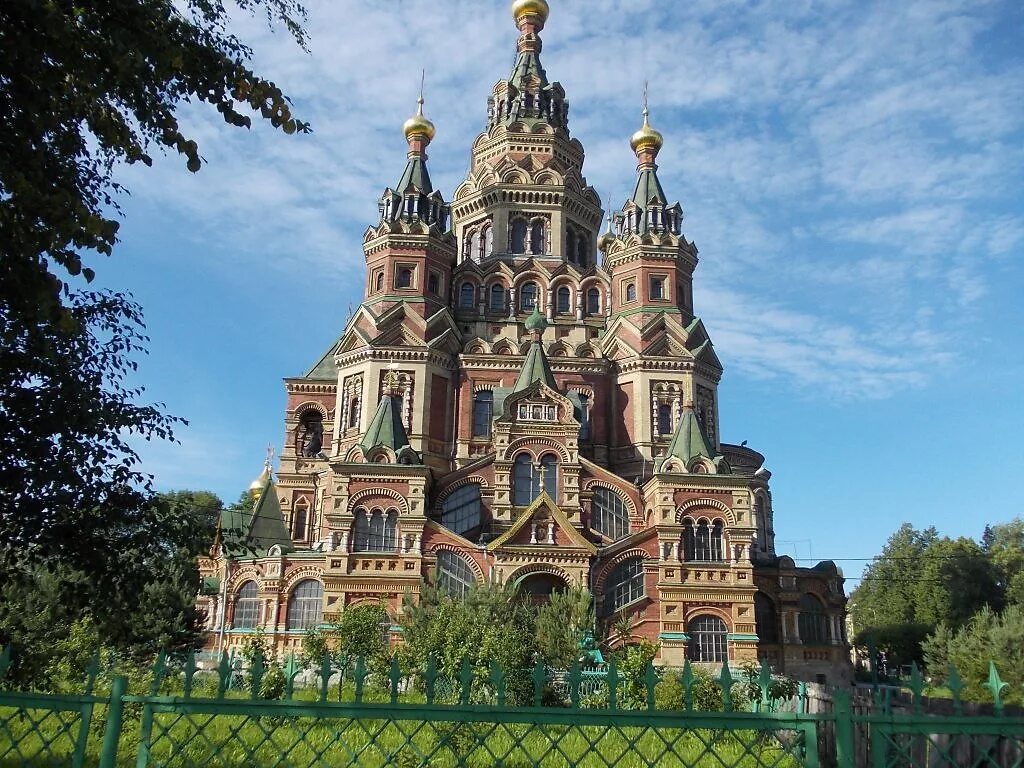 Петергоф зимой храм петра и павла. Настоятель собора петра и павла в петергофе. Церковь в петергофском дворце. Церковь в петродворце петра и павла. Собор апостолов петра и павла в петергофе.