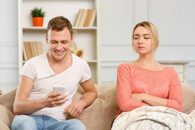 I decided to check if my girlfriend is faithful to me. Jealous boyfriend. Ревнивый человек. Отвлеченный бойфренд. How to calm down.