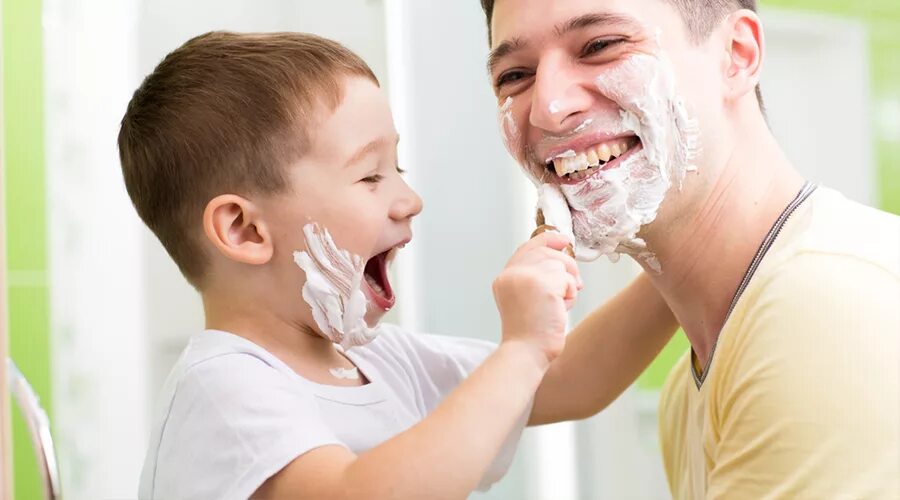 Мама бреет видео. Ребенок бреется. Отец и сын Бреются фотосессия. Мальчик бреется. Папа бреется.