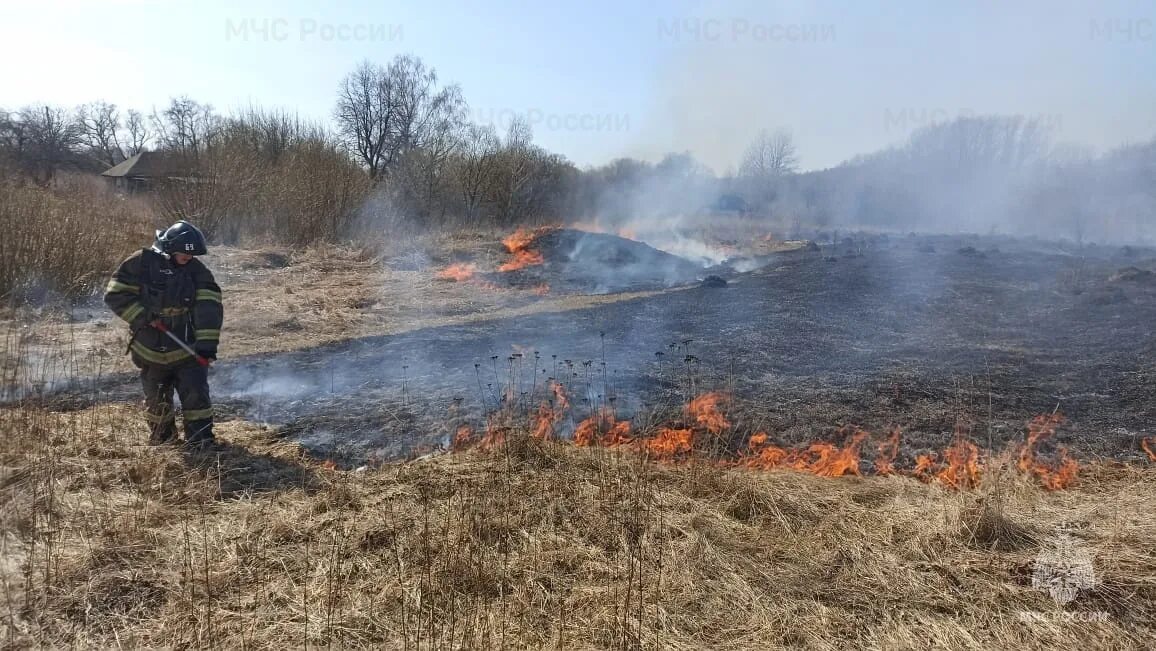 Пожароопасный период. Пожароопасный период в России. Спасатель МЧС. Фото подготовка к пожароопасному периоду.