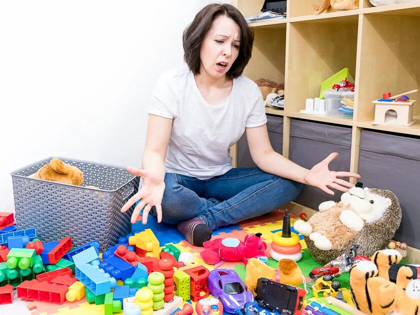Разбросанные игрушки. Ребенок разбрасывает игрушки. Много игрушек для детей. Разбросанные игрушки в детской комнате.