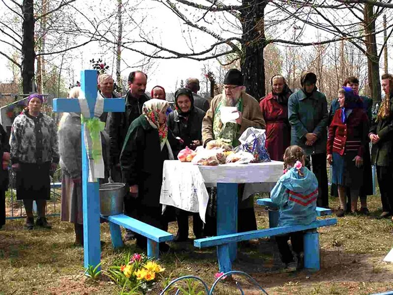 Когда радоница в беларуси. Радоница на кладбище Брянская область. Радоница Троица праздник. Радуница в Беларуси. Поминки на кладбище на Пасху.