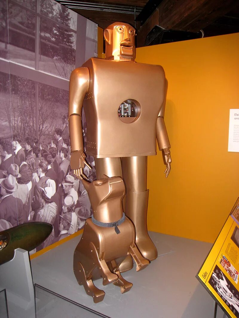 First robot. Робот электрон 1939. Westinghouse робот 1939 года. Первый робот. Человекообразный робот.