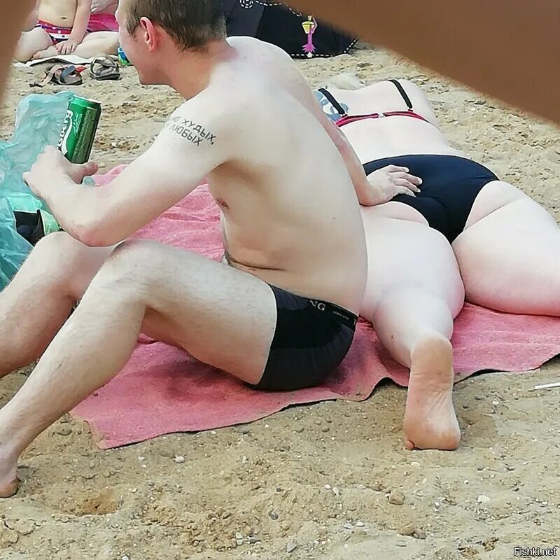 Приколы на пляже. Смешные мужики на пляже. Жирные на пляже. Пляж Мем. Люблю худых люблю толстых