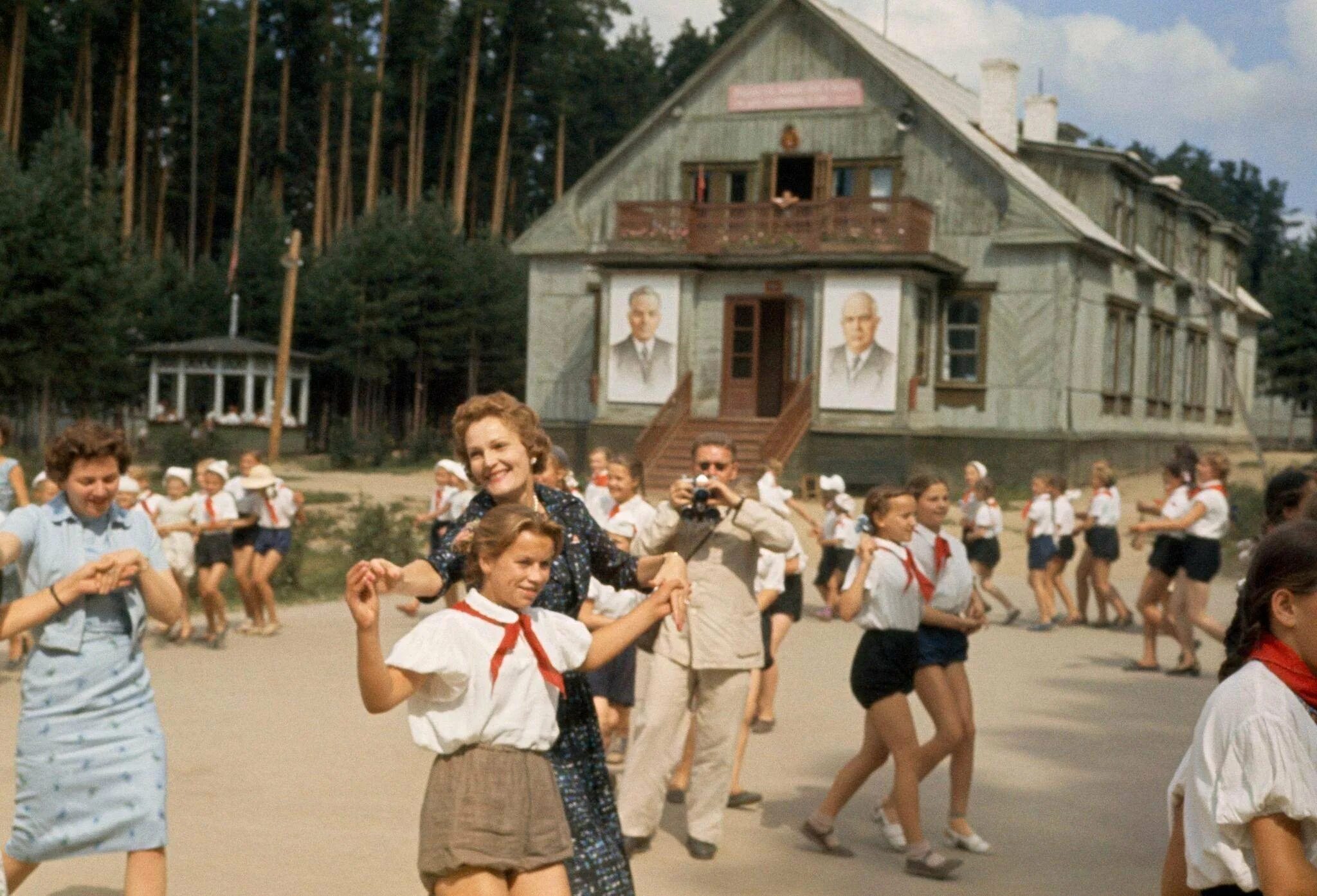 Сухой дол. Пионерлагерь Пионерский лагерь СССР. Пионерский лагерь в СССР лето. СССР Свердловск Пионерский лагерь. Пионерский лагерь 80-е.