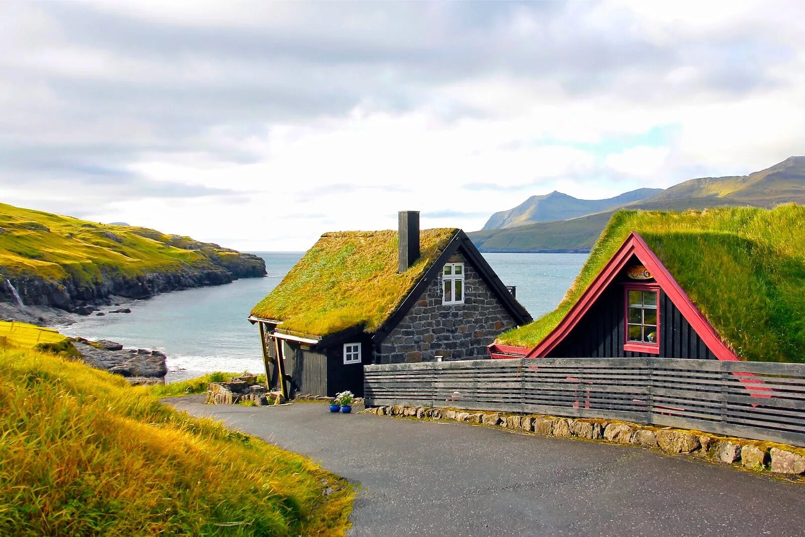 Самый большой остров в дании. Деревня Гасадалур, Фарерские острова. Фарерские острова Исландия-Норвегия. Саксун, Фарерские острова. Остров Эллидаэй Исландия.