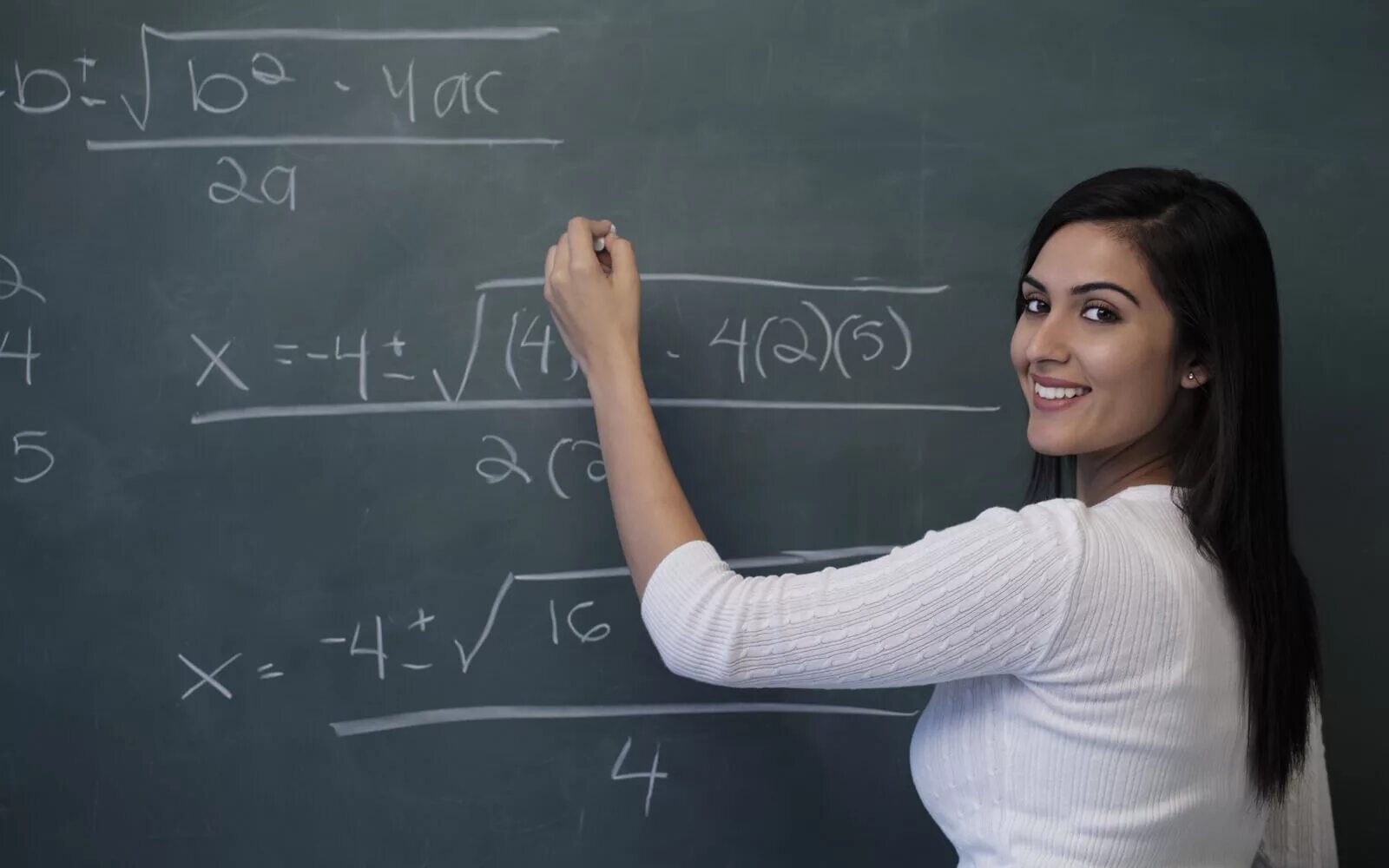 A teacher. Учитель улыбается. Красивые учительницы. Учительница нормальная. Женщина преподаватель.