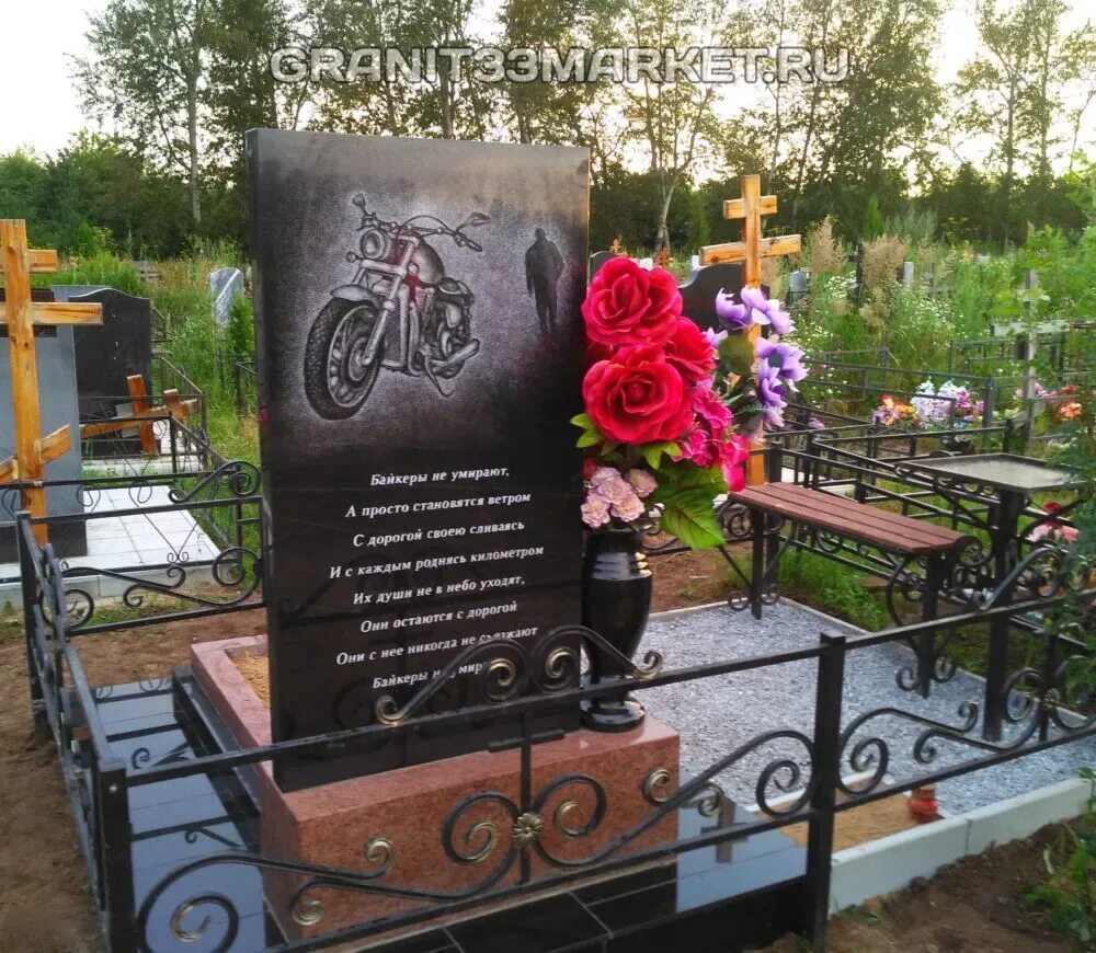 старцев на кладбище. священник на кладбище. мужчина сидит около кладбища жены. отец захария шкурихин. могила валентина амфитеатрова.