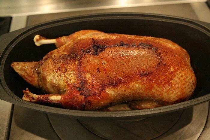 Утка в утятнице на плите. Утка фаршированная рисом. Утка в утятнице в духовке. Утка в утятнице в духовке целиком. Утку в утятнице в духовке.