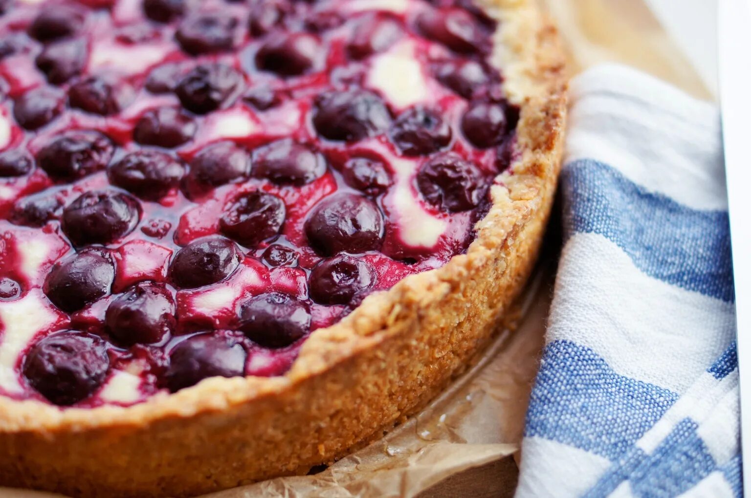 Пирог с вишней. Пирог на сметане с ягодами. Вишневый пирог со. Пирог с вишней и желе. Пирог вишневый профи съемка айфон.