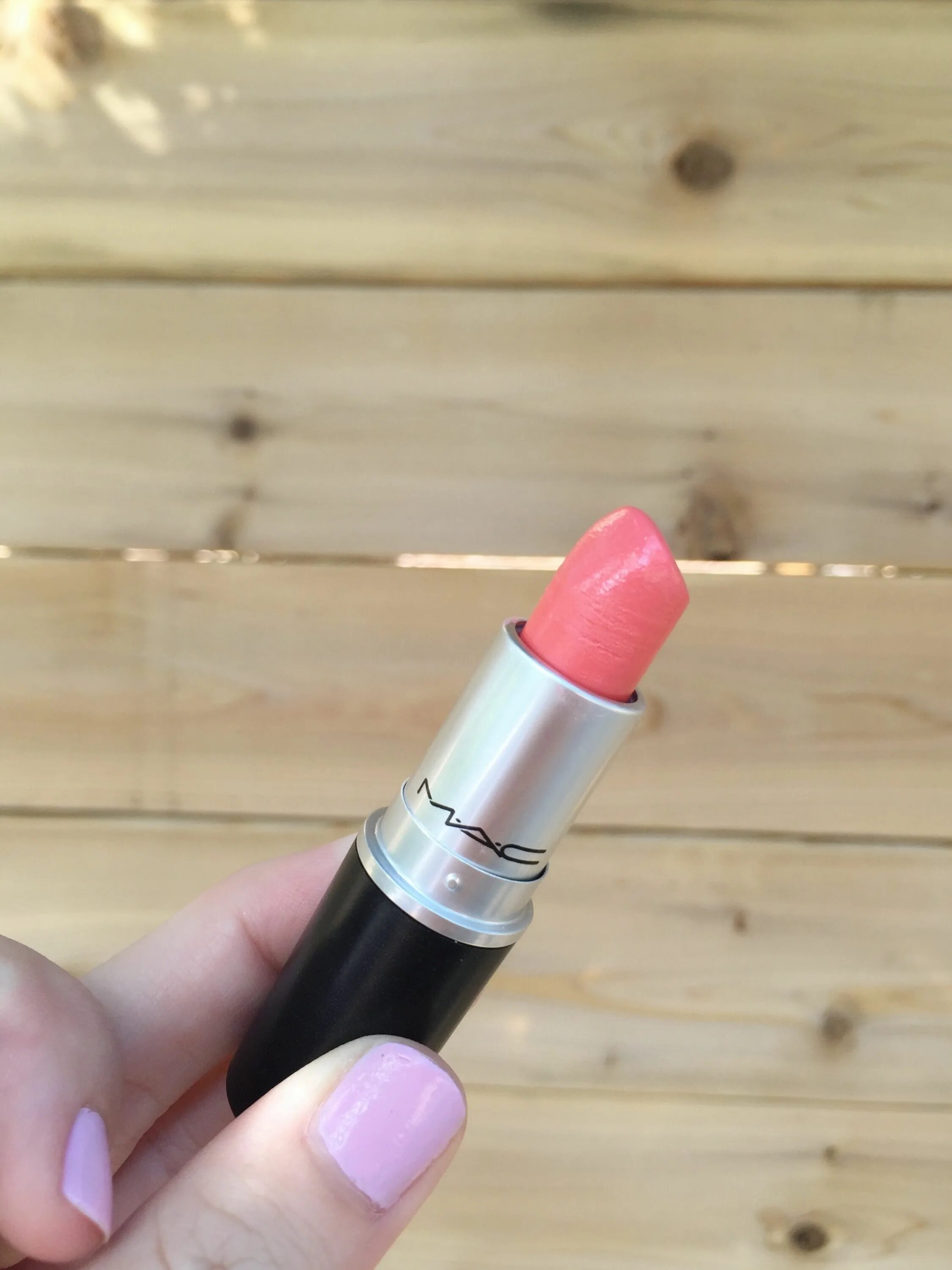Корал на мак. Mac frost lipstick costa chic. Липстик коралловый клуб. Корал на мак. Коралловая помада mac.