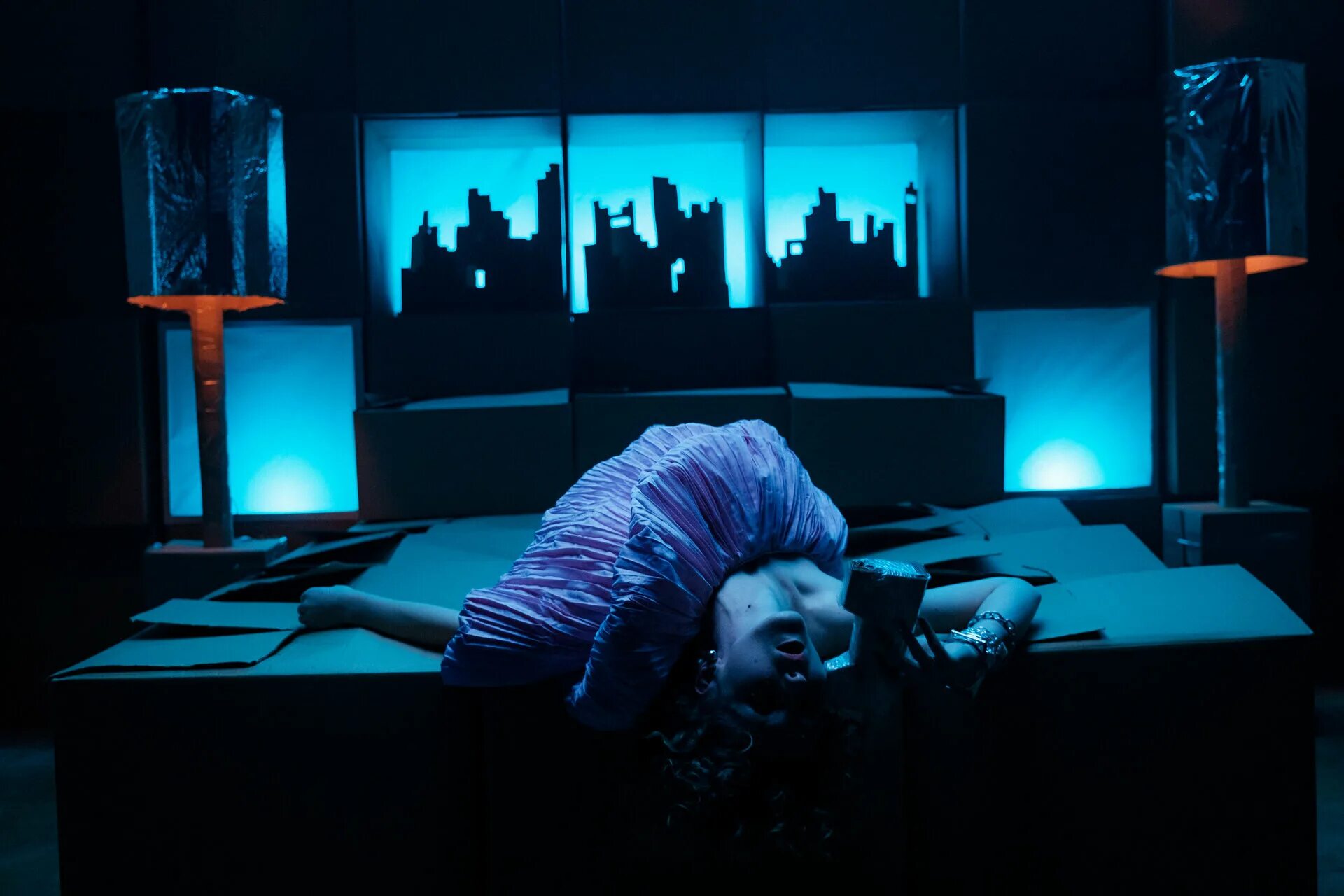 По ту сторону двери фильм 2016. Sidebox под. Other side of the box фильм. Out of the box фильм 2021. Короткометражка boxroom 2014 год.