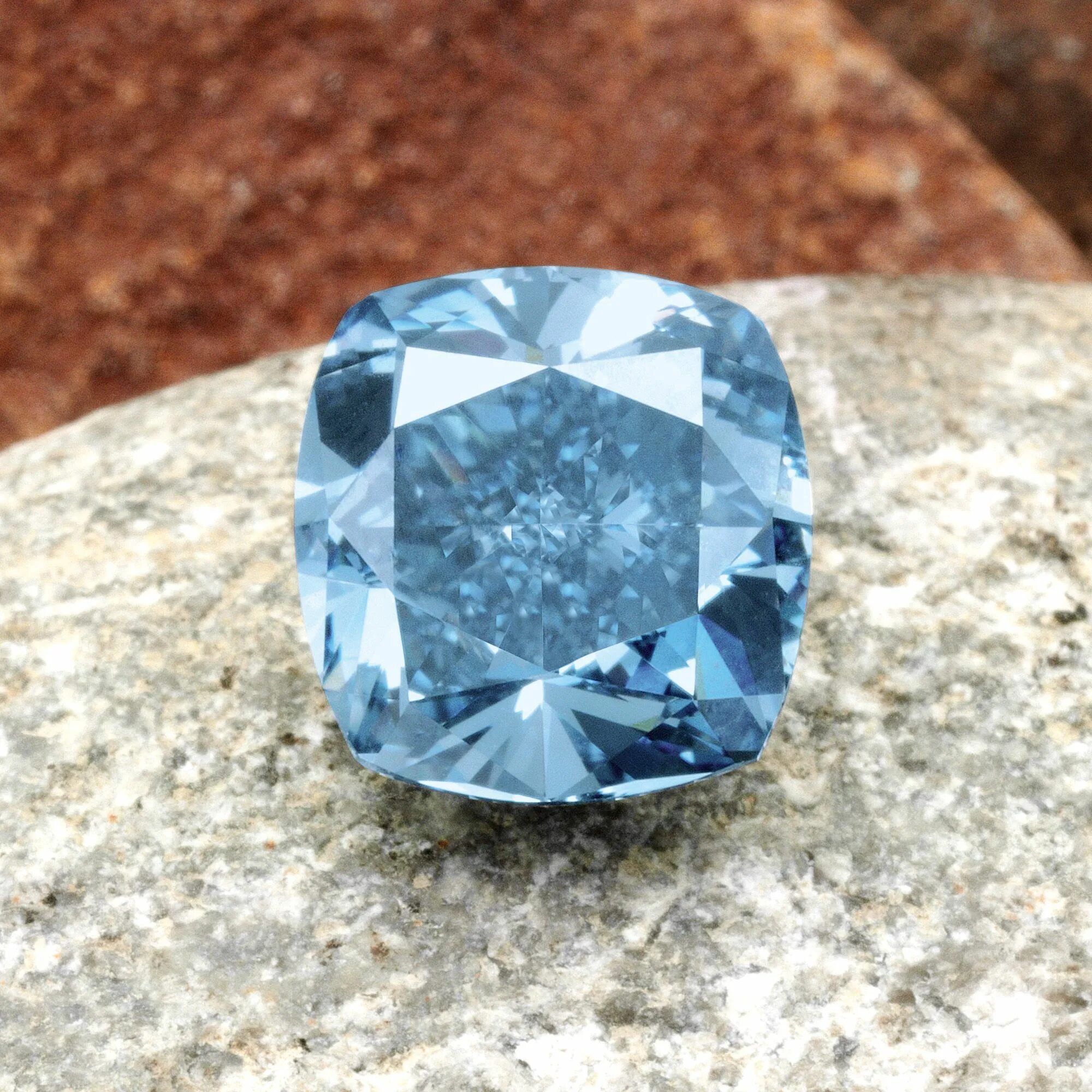 Какие драгоценные камни самые дорогие. Голубой Алмаз Тавернье. Сапфир в бриллиантовой огранке.
