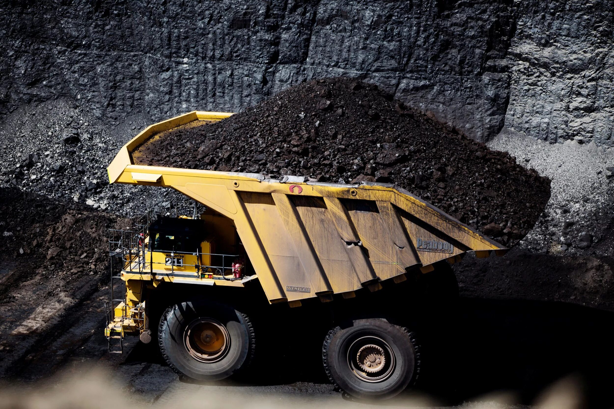 Уголь. Добыча полезных ископаемых. Каменный уголь. Самосвал с углем.