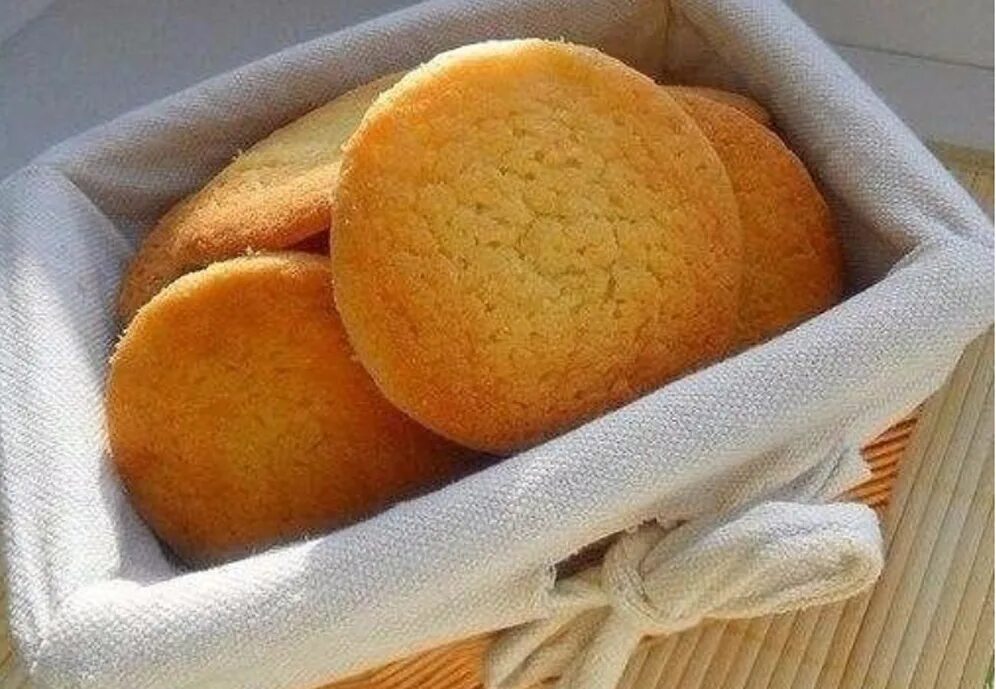 вкусное рассыпчатое печенье. печенье песочное сметанное. нежное песочное печенье. классическое песочное печенье. творожное печенье катрин бауэр.