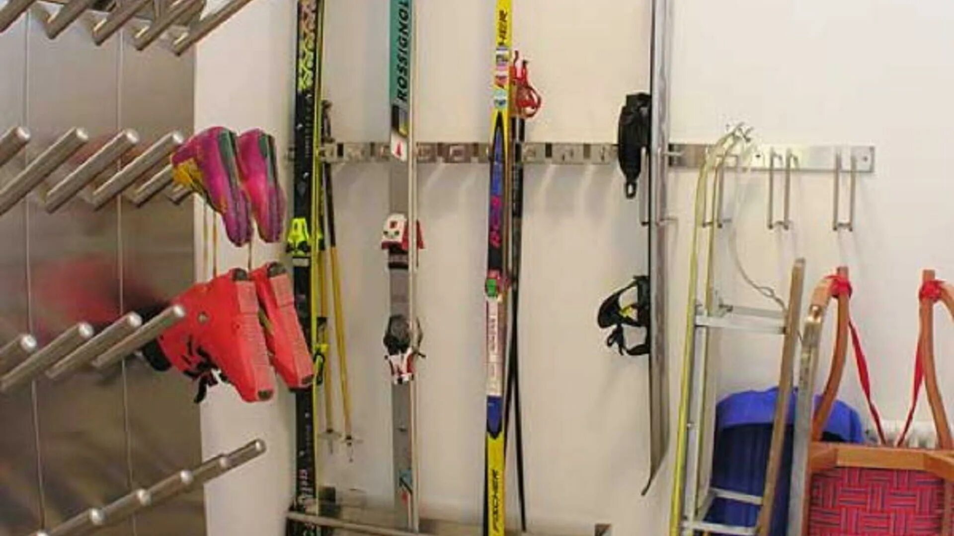 Горнолыжное оборудование. Стеллаж для спортивного инвентаря. Стеллаж для хранения горнолыжного инвентаря. Полки для хранения лыж. Крепления для хранения лыж.
