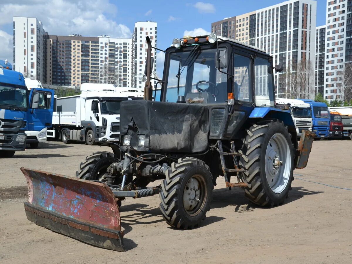 Купить мтз в могилеве. Трактор МТЗ 82. Трактор МТЗ 82.1. Новый МТЗ 82.1 С мигалками. Трактор Беларус с трактором МТЗ опера.