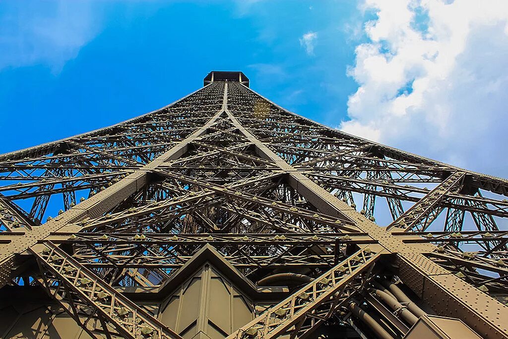 Много снизу. Эйфелева башня. Эйфелева башня снизу. Париж Эйфелева башня вид снизу. Эйфелева башня смотровая площадка 1889.