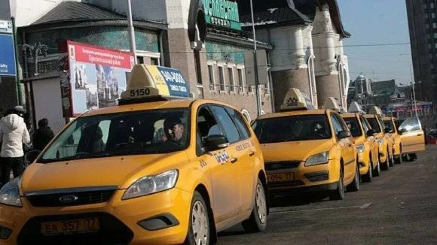 Такси чкаловская. Стоянка такси. Легковое такси. Такси фото. Таксисты на вокзале.