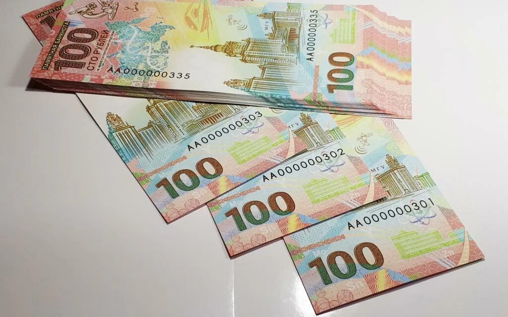 Сто рублей 2022 цена. 100 Рублей 2020 года. 100 Рублей 100 штук. 100 Рублей пачка.