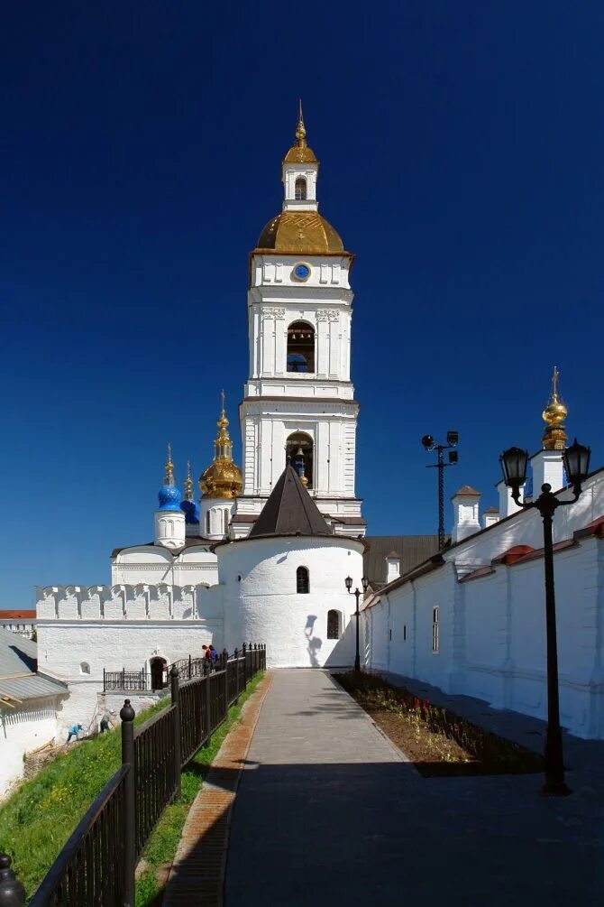 Тобольский кремль где. Тобольский Кремль Тобольск. Тобольский Кремль Тюмень. Соборная колокольня в Тобольске. Белокаменный Тобольский Кремль.