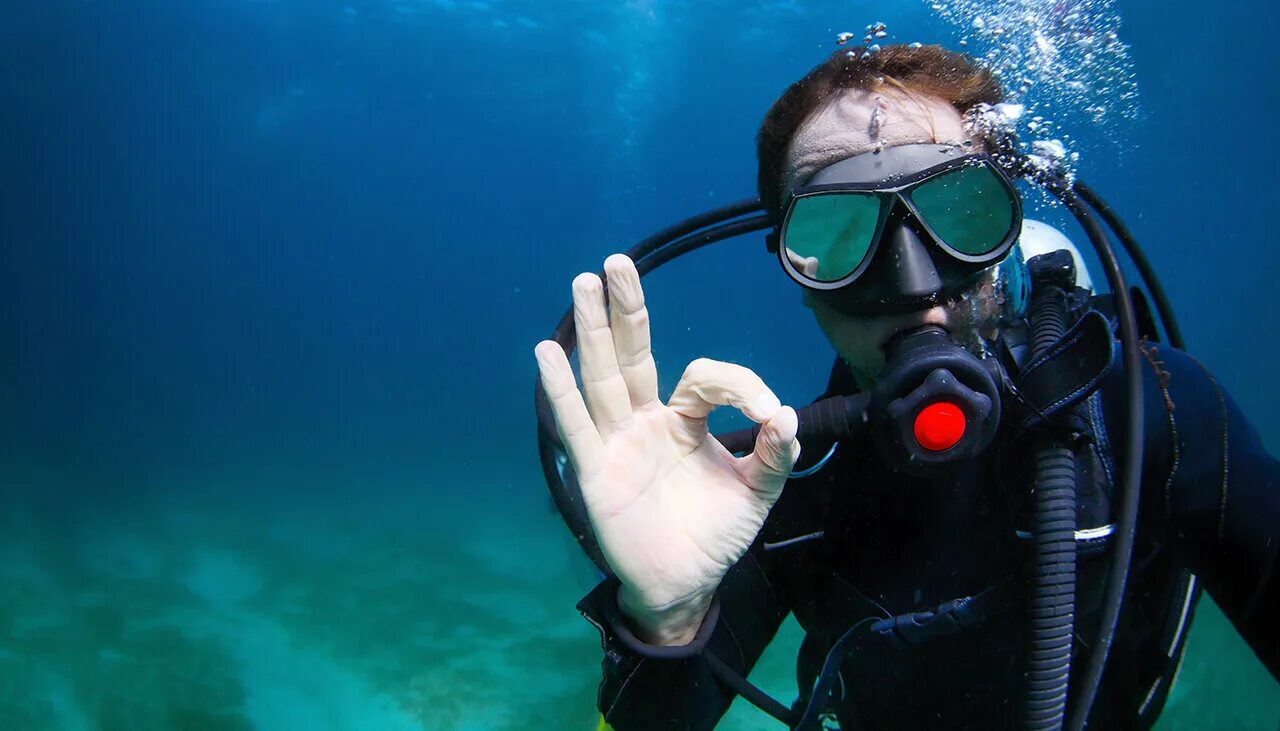 подводное плавание со снаряжением. водолазное снаряжение скуба. промышленный дайвинг. аквалангист в лодке. акваланг.