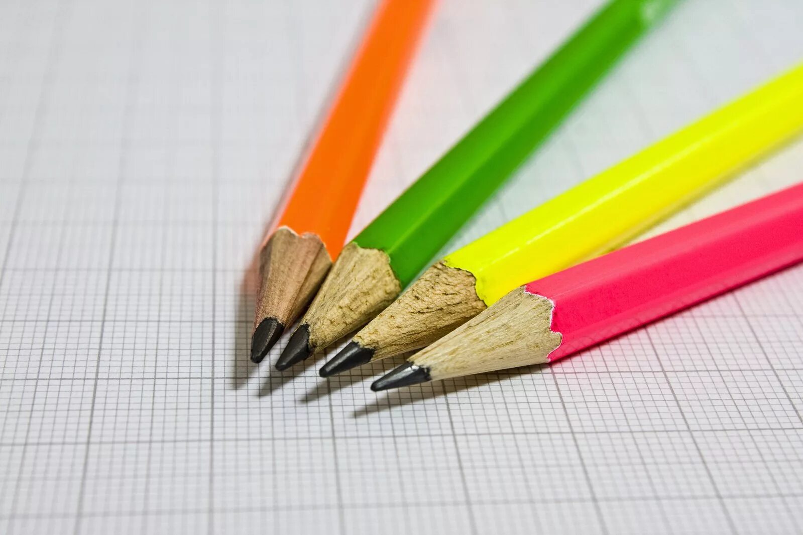 Задачи было 5 карандашей. Осталось 4 карандаша. Карандаши с уроками. Сколько карандашей осталось в коробке. Картинки карандашом.