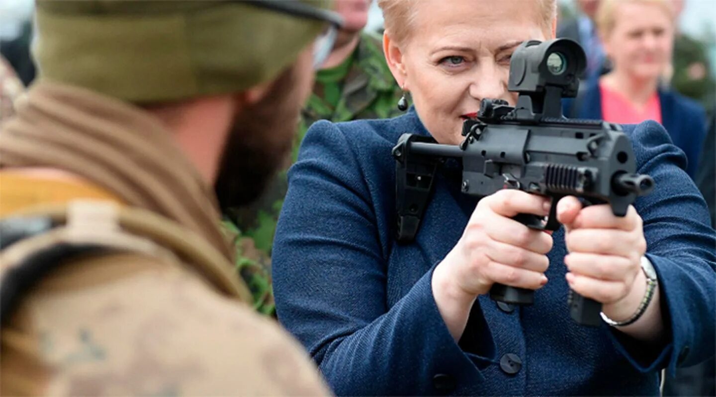 Даля Грибаускайте с винтовкой. Грибаускайте полигон винтовка. Нападение на литву