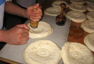 Разрешение лепить лепешки. Лепка блинчики. Круглые лепешки из теста. Лепка с детьми 1. Раскатанный пластилин.