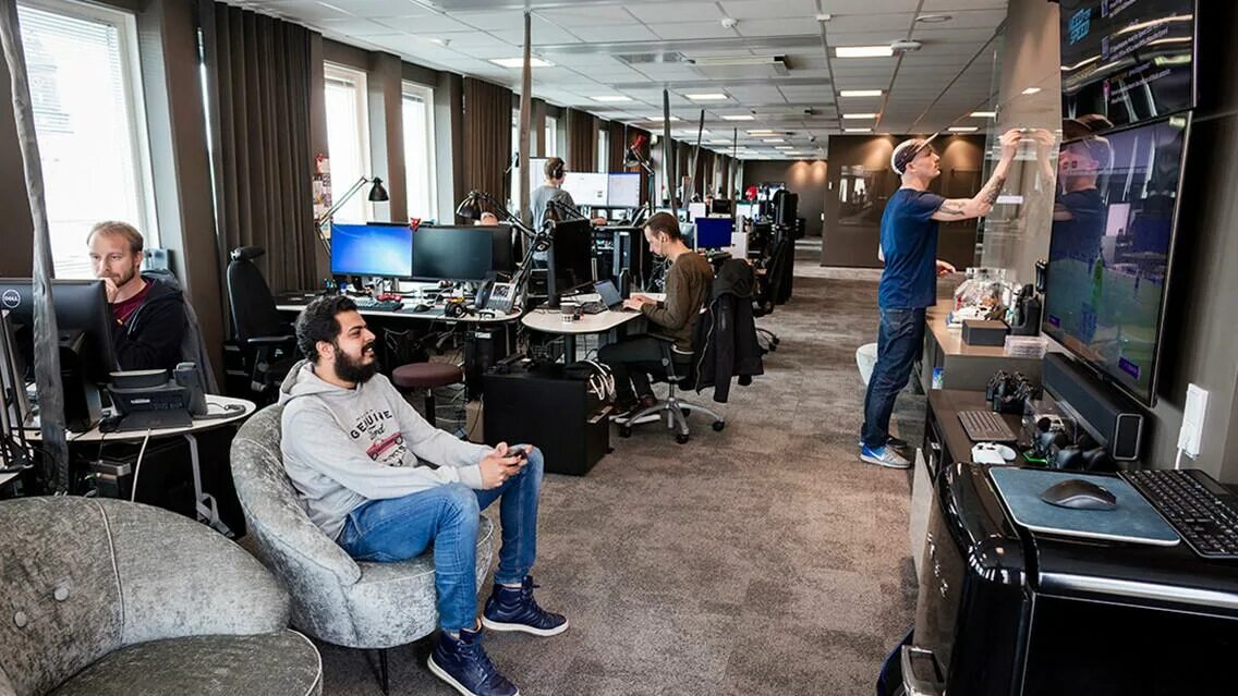 Компании по разработке игр. Самые известные игровые компании. Компании по разработке игр. Разработчик компьютерных игр. Игровая индустрия и киберспорт.