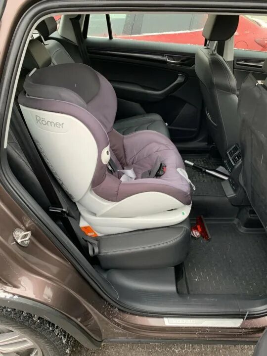 Адаптер для для переднего сидения изофикс. Автокресло siger бустер isofix. Изофикс кресло на переднее сиденье. Крепление изофикс на переднее сидение. Isofix skoda superb 2011.