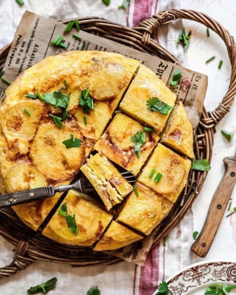 Тортилья рецепт с яйцом и сыром. Тортилья испания. испанская тортилья с картошкой. испанский омлет тортилья. тортилья эспаньола.