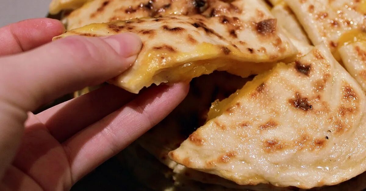 Хингалш чеченская лепешка. Хингалш. Хингалш с тыквой. Лепешки с тыквой в духовке. Чеченские хингалш.