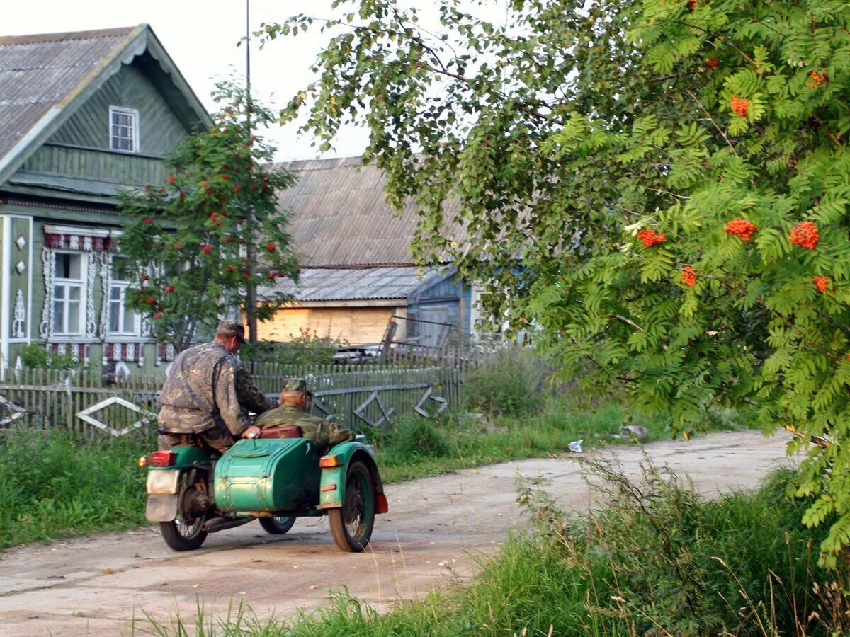 Байки про деревню. Мотоцикл в деревне. Машина в деревне. Деревенские автомобили. Деревни Урала.