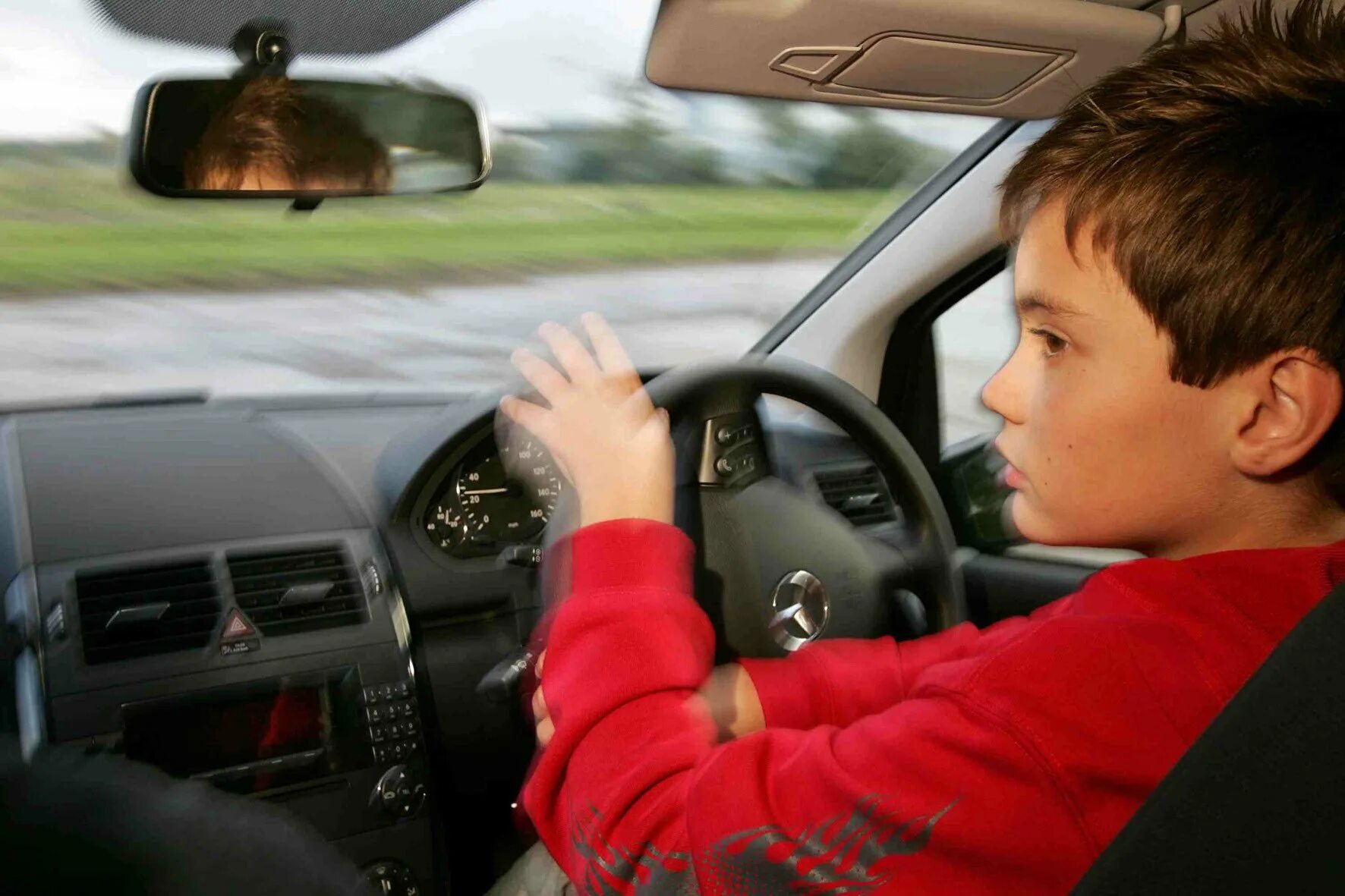 He doesn t driving. Подросток за рулем. Ребенок за рулем. Школьник за рулем. Школьник в машине.