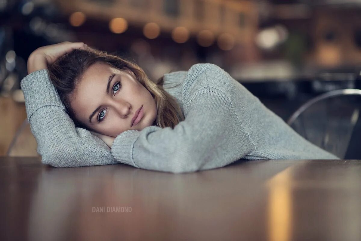 Фото женщины скучает. Задумчивая девушка. задумчивый взгляд девушки. красивая задумчивая женщина. девушка скучает.
